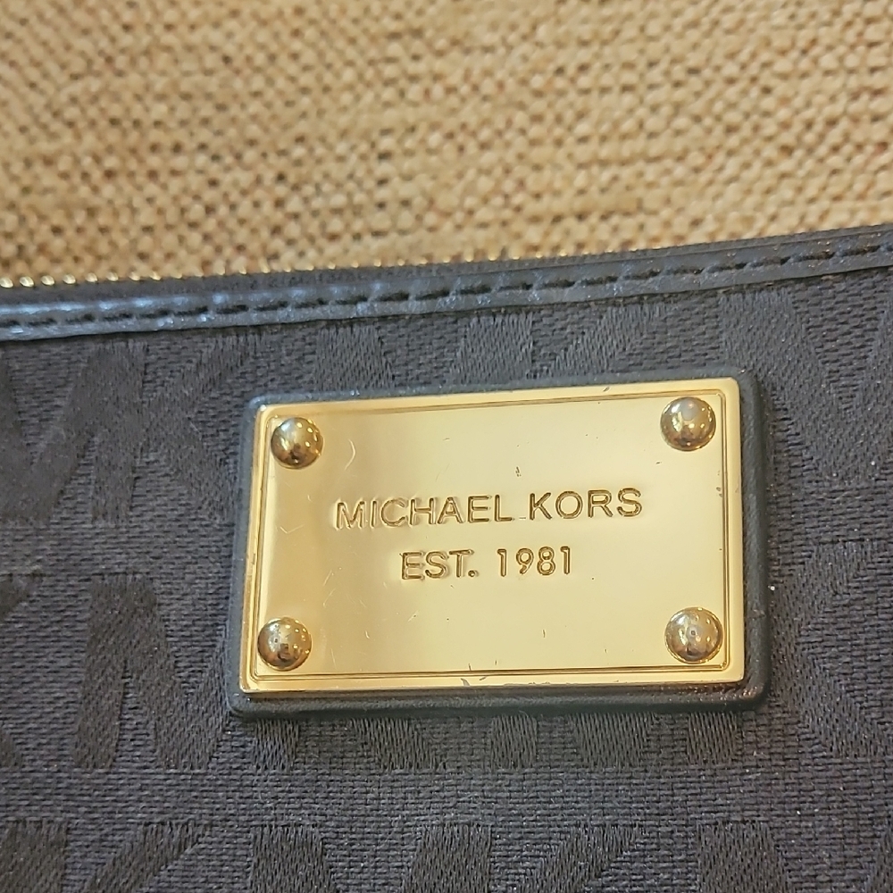 Michael Kors Dark Wallet with Gold Plate - Picture 3 of 5